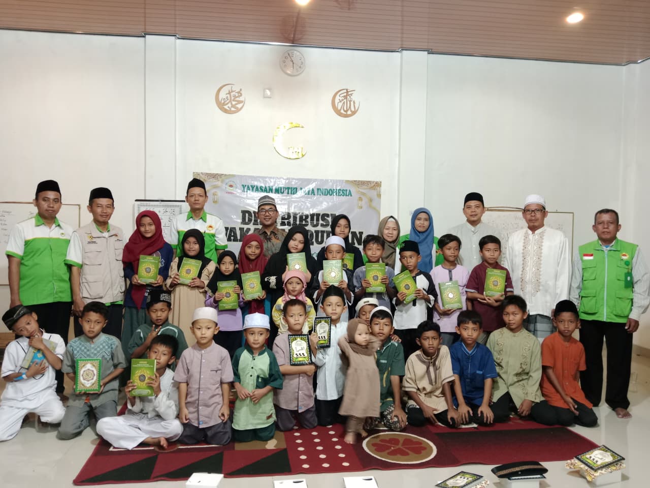 WAKAF QUR'AN YAYASAN MUTHI JAYA INDONESIA KE TPA DARUL ISHLAH